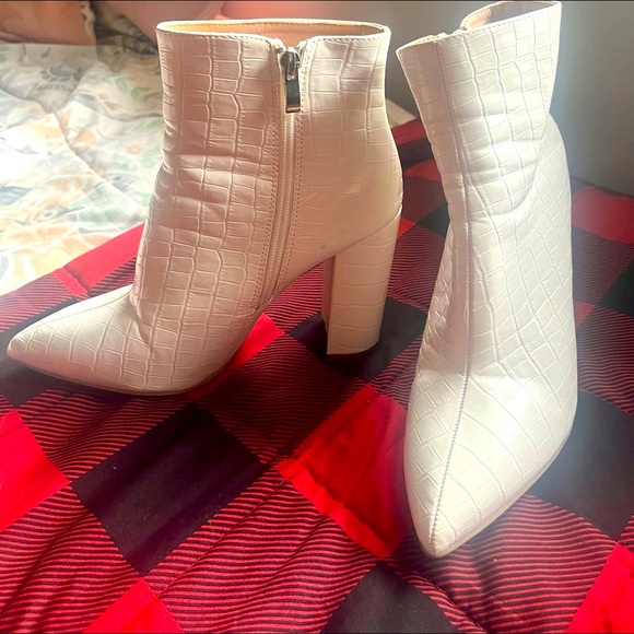 White boots - Picture 1 of 1